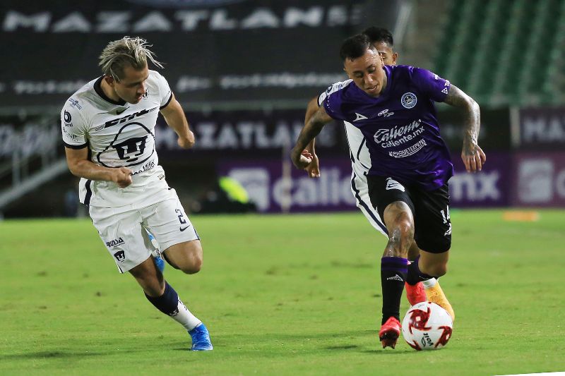 Acción entre Pumas y Mazatlán FC