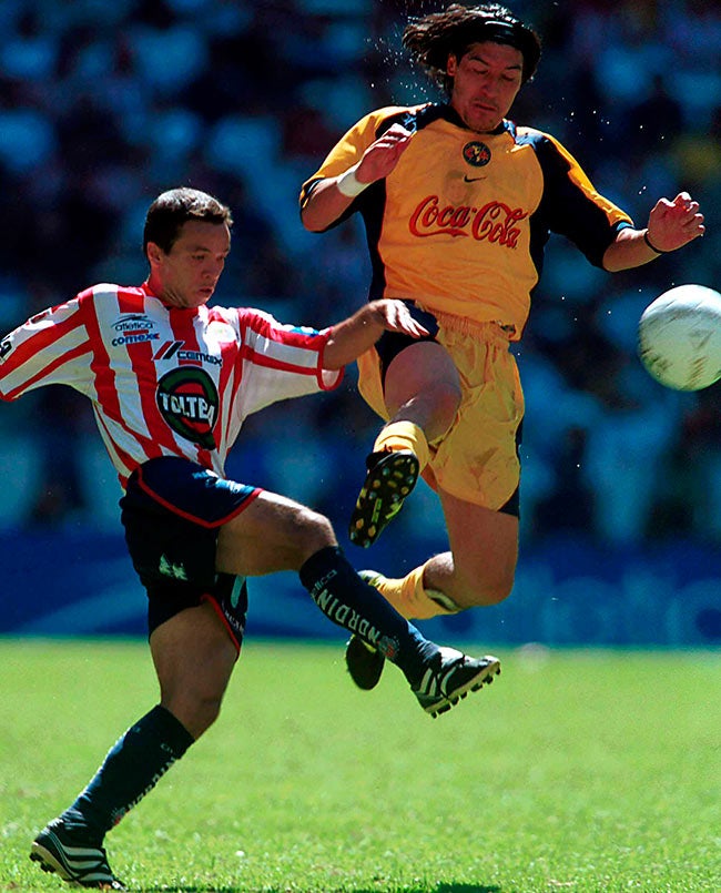 Zamorano pelea el balón en un Clásico Nacional