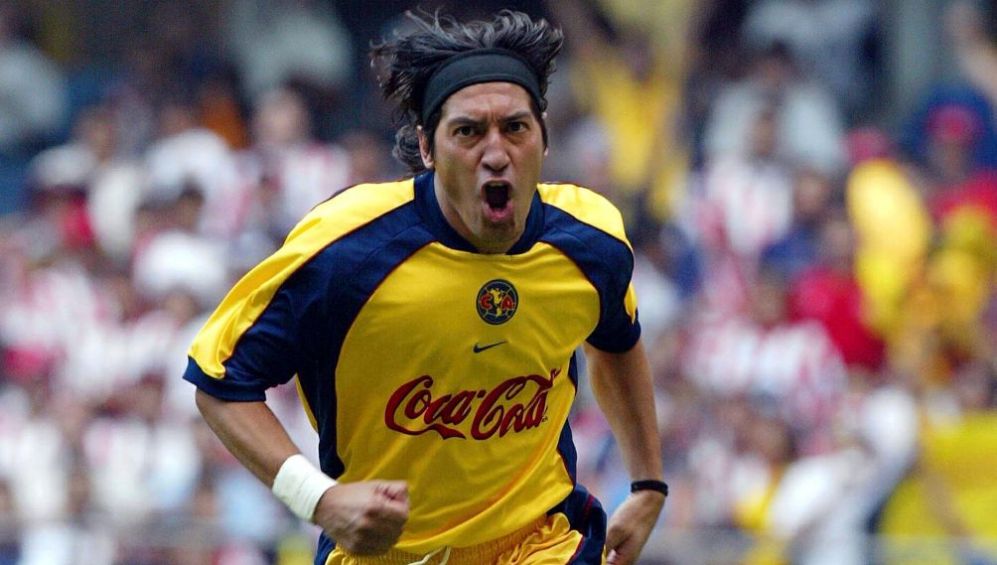 Iván Zamorano celebrando una anotación con las Águilas