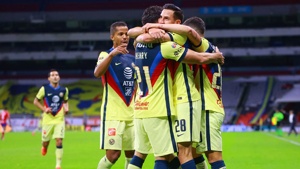 Jugadores de América celebran un gol en el Azteca 