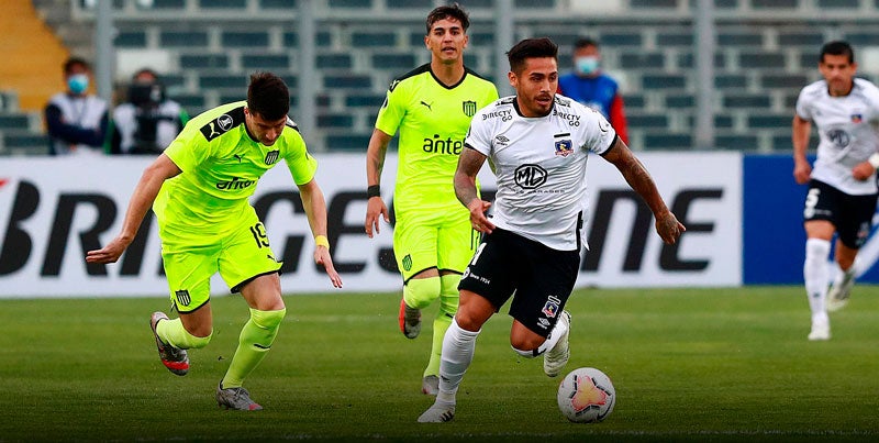 El delantero chileno en un partido con el Colo Colo