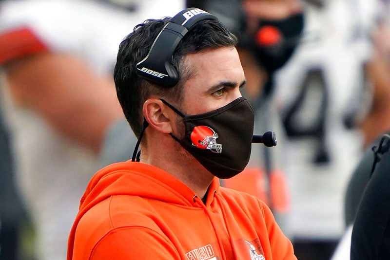 El coach de los Browns durante un partido