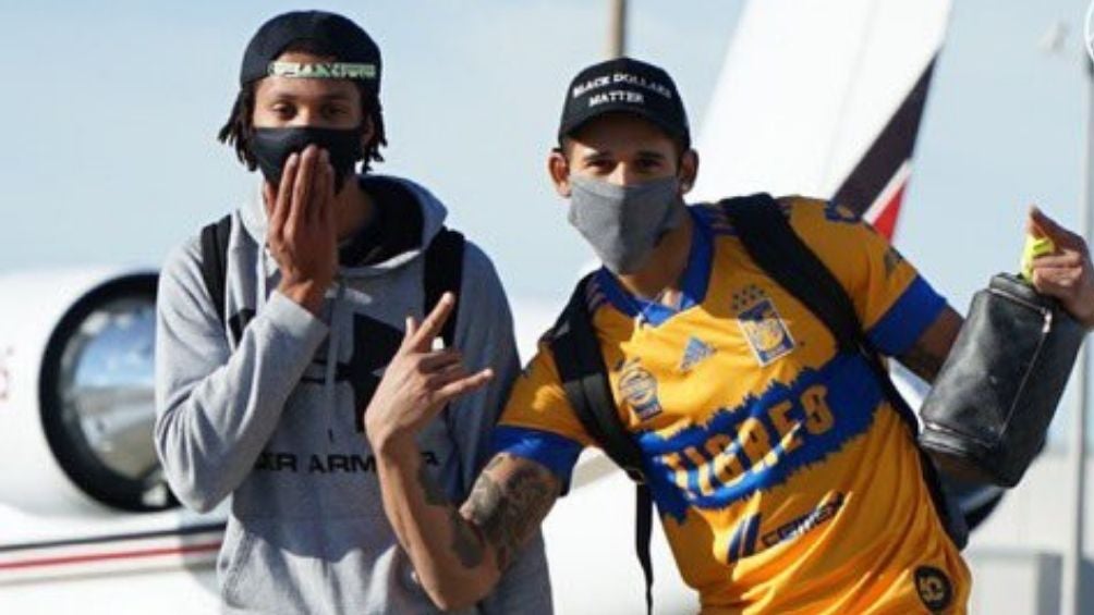 Juan Toscano con la playera de Tigres 