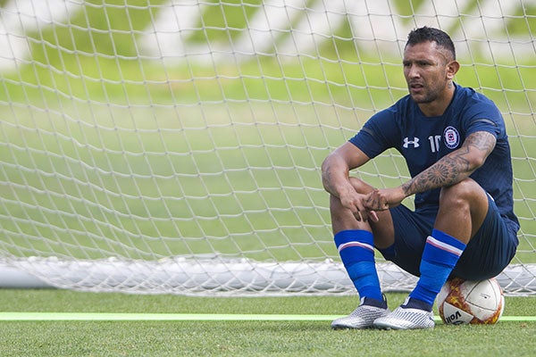 Walter Montoya en un entrenamiento con Cruz Azul