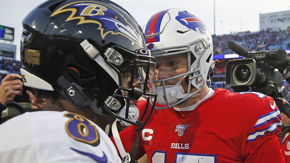 Josh Allen y Lamar Jackson tras un partido