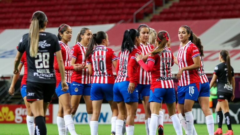 Jugadoras de Chivas Femenil celebran gol vs Juárez