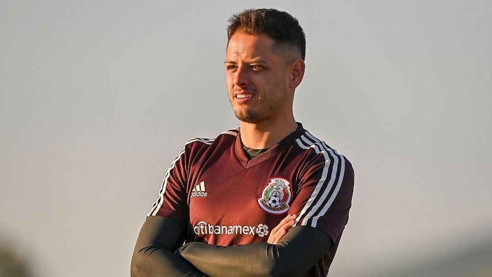 Chicharito en un entrenamiento con la Selección 