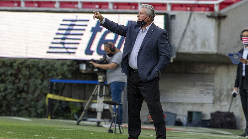 Víctor Vucetich en partido con Chivas