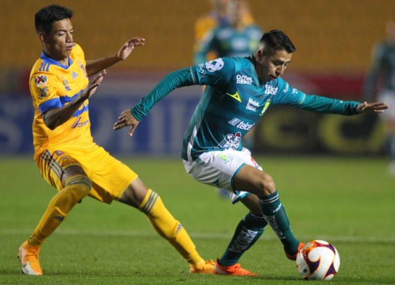 Raymundo Fulgencio y José David Ramírez, luchan por la pelota