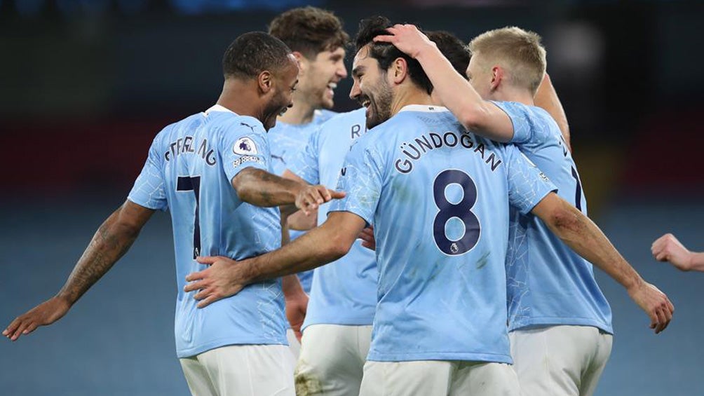 Jugadores del City festejan una anotación ante el Crystal Palace