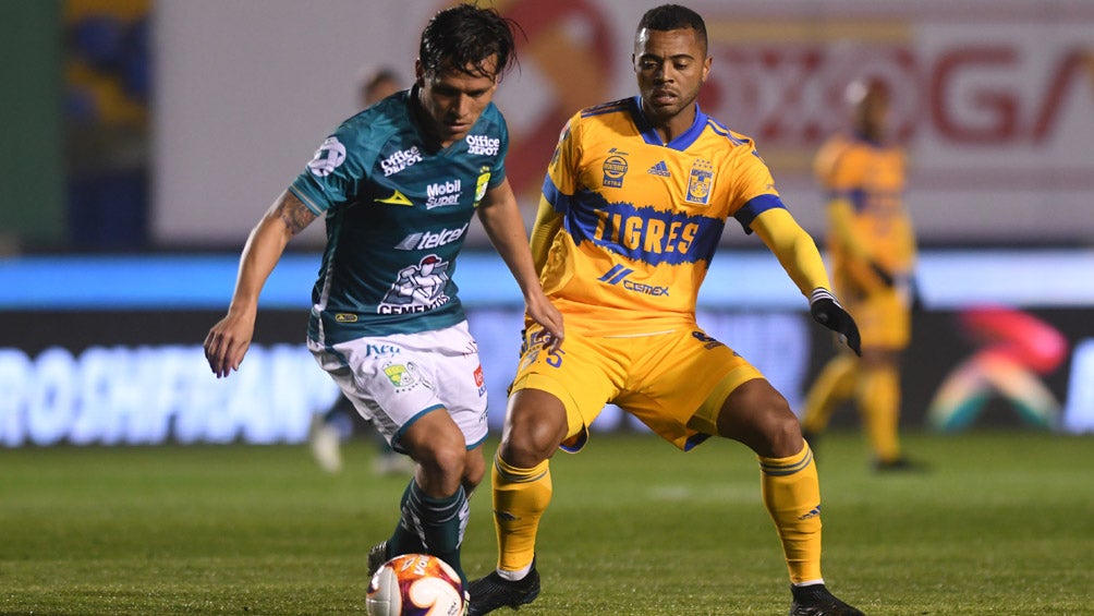 Fernando González y Rafael de Souza, luchan por el balón