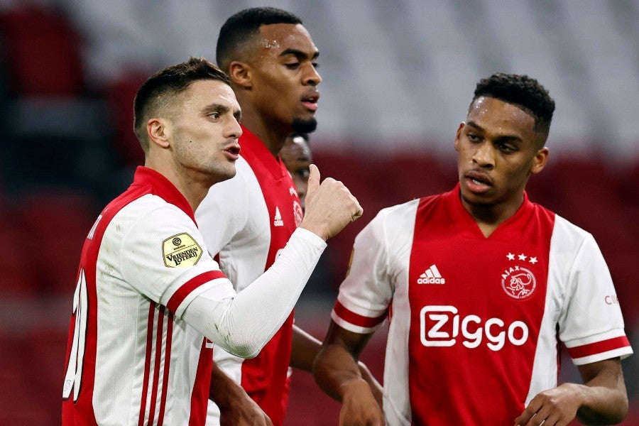 Futbolistas del Ajax celebrando la victoria sobre el Feyenoord