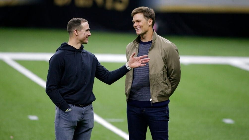 Drew Brees platicando con Tom Brady 