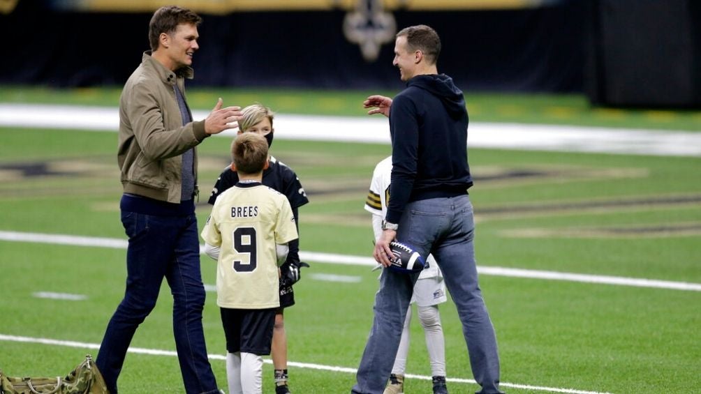 Drew Brees platicando con Tom Brady 