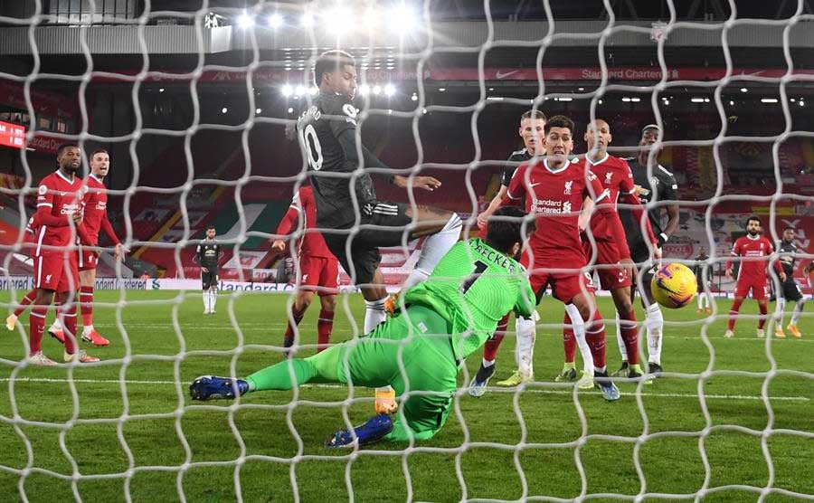 Marcus Rashford en acción de peligro sobre la portería del Liverpool