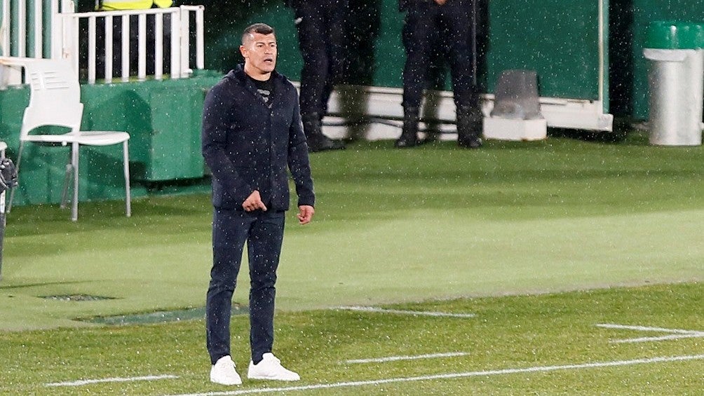 Jorge Almirón durante un partido con Elche