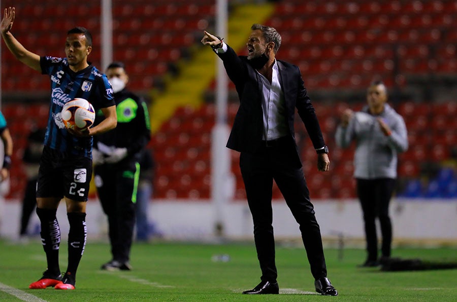 Cocca dando instrucciones en duelo de los rojinegros