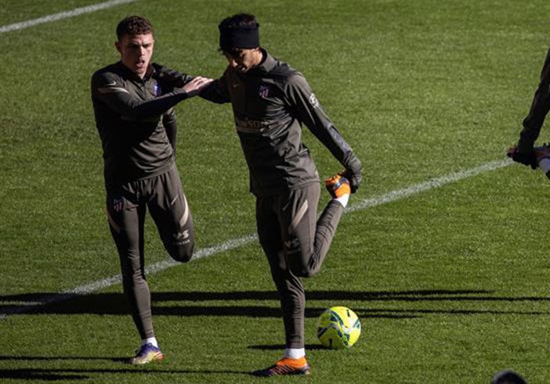 Trippier, en entrenamiento con Joao Félix