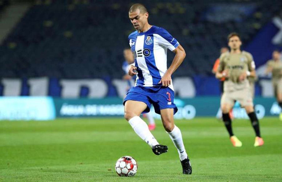 Pepe en juego con el Porto