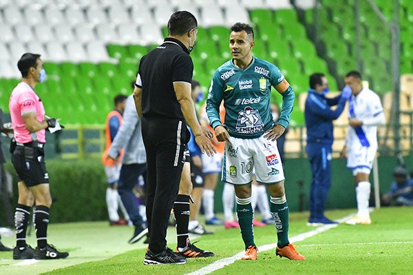 El técnico del León en charla con Luis Montes 