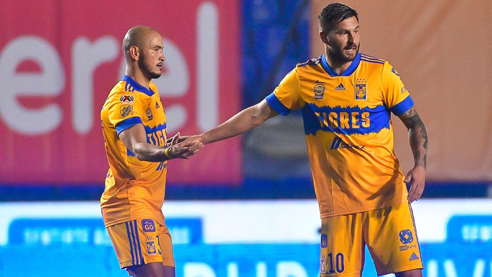 Gignac y Carlos González durante un duelo con Tigres 