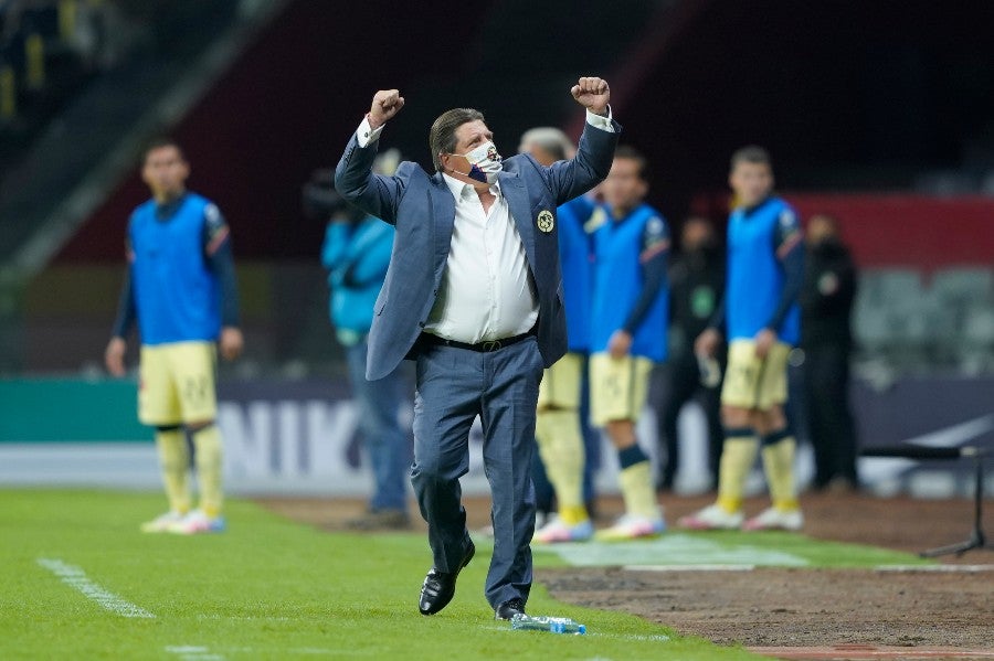 Miguel Herrera durante un partido con América