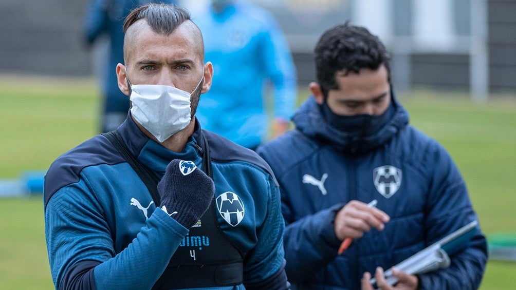 Nico Sánchez usando cubrebocas en entrenamiento