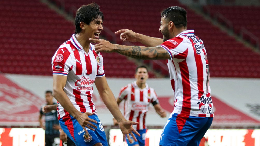 JJ Macías y Vega festejan un gol con Chivas 