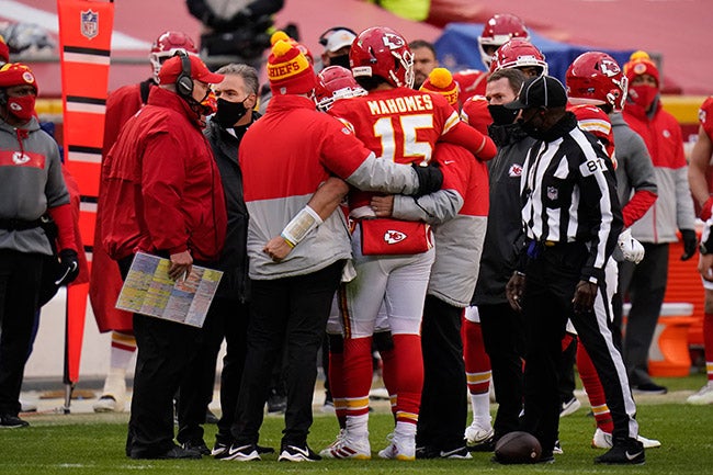 Mahomes es auxiliado para salir del campo en el juego contra Browns