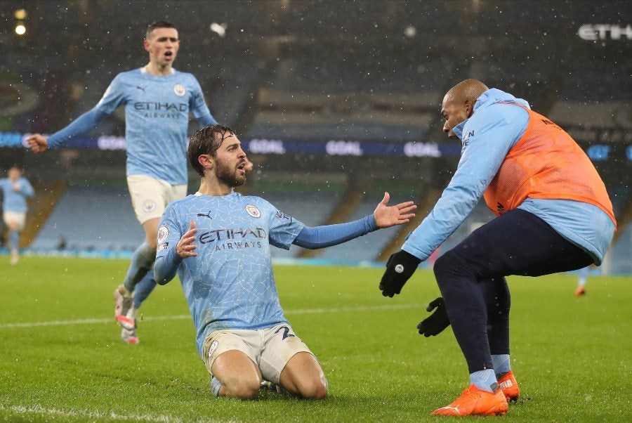 Bernardo Silva festejando con sus compañeros tras anotar gol