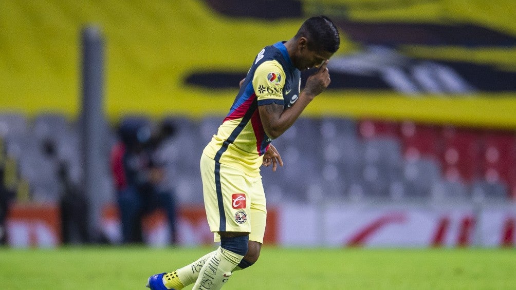 Pedro Aquino durante un partido con América