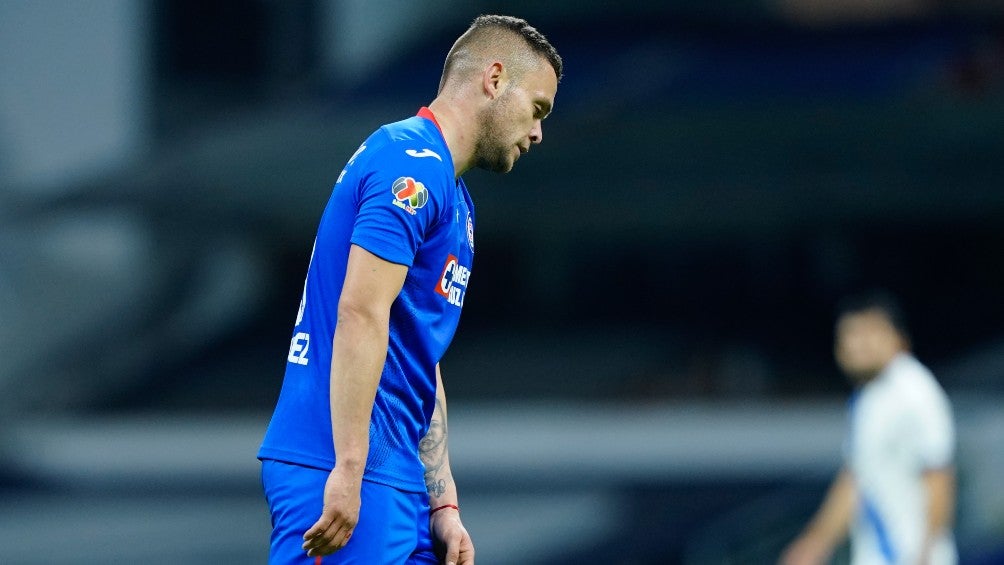 Jonathan Rodríguez durante un partido con Cruz Azul