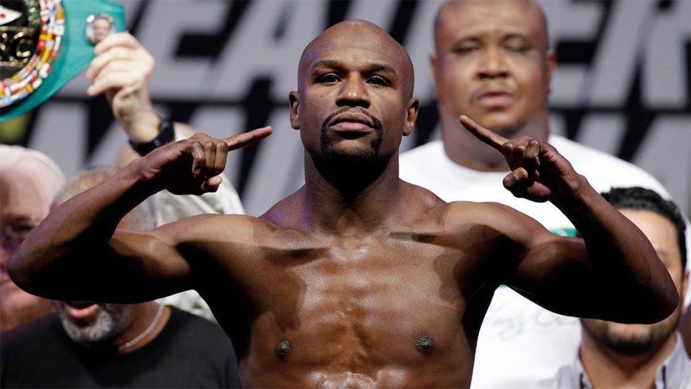 Floyd Mayweather en una ceremonia de pesaje 