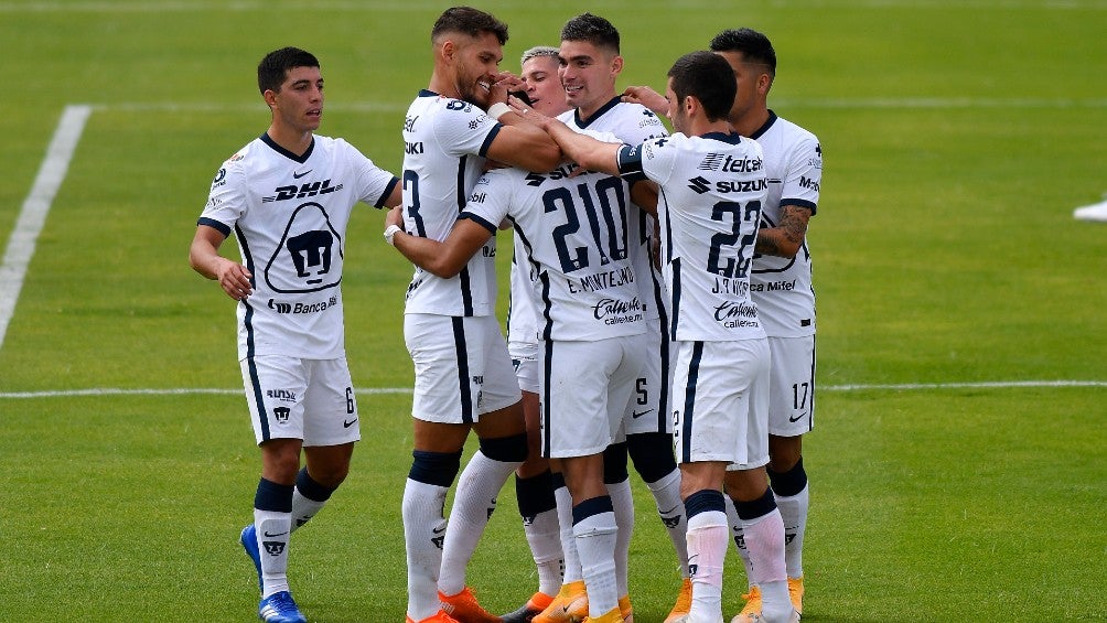 Pumas en celebración de gol