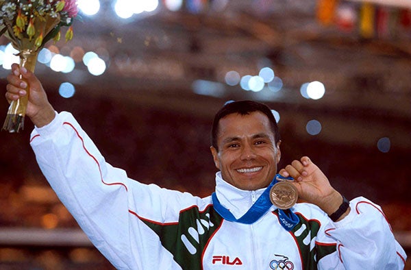 El marchista mexicano presume su medalla olímpica 