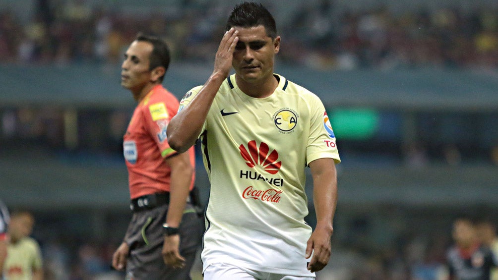 Osvaldo Martínez durante un duelo con el América 