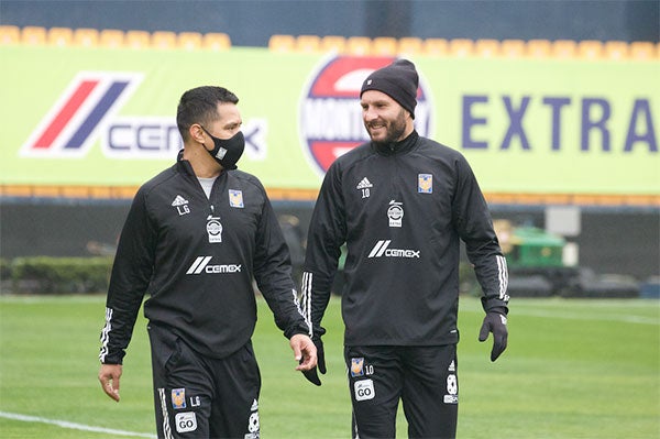 El delantero francés en la cancha del Universitario 