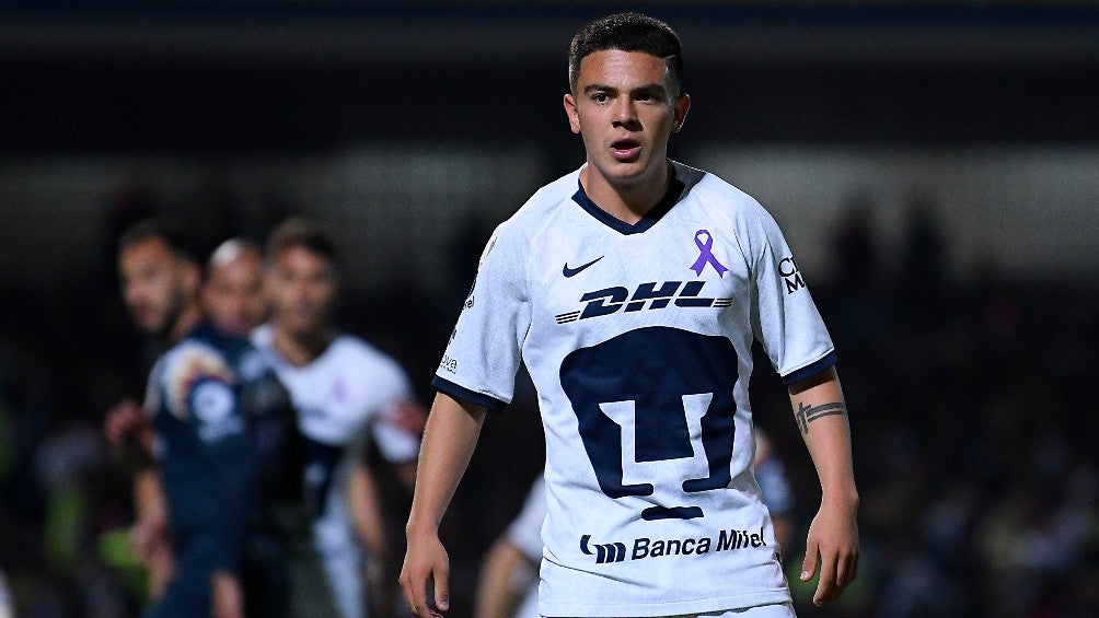 Marco García durante un partido con Pumas