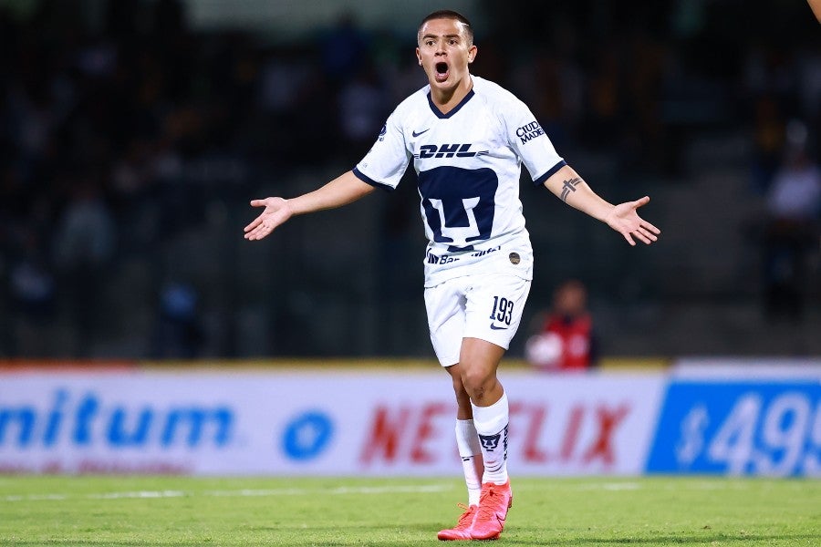 Marco García durante un partido con Pumas