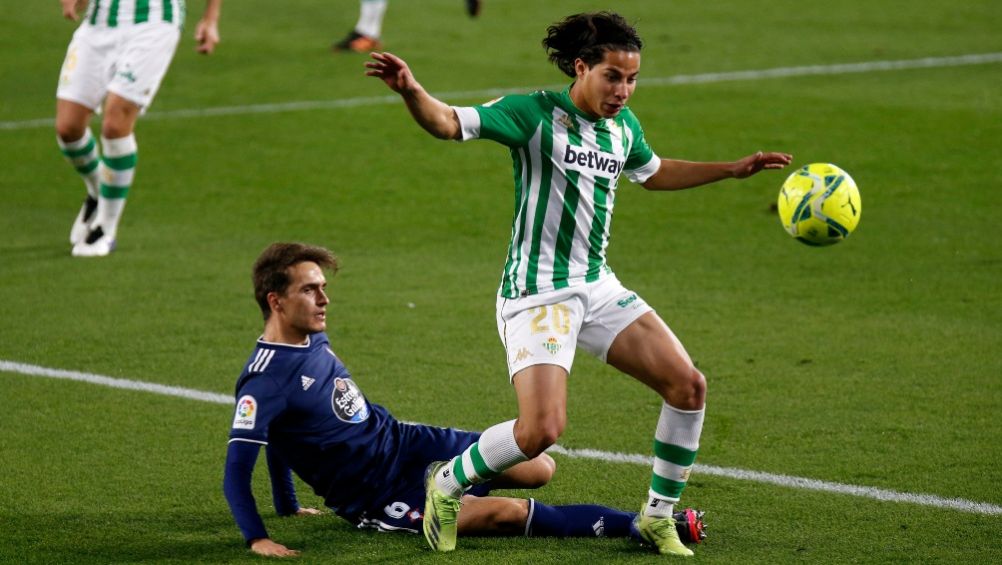 Diego Lainez en un partido del Real Betis