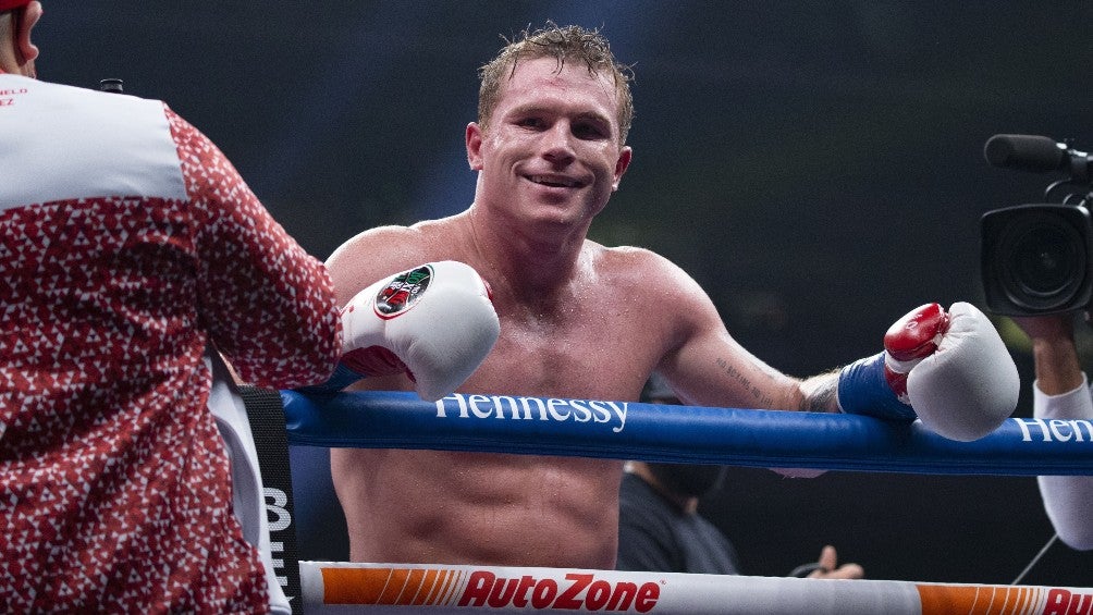 Canelo Álvarez en victoria sobre Callum Smith