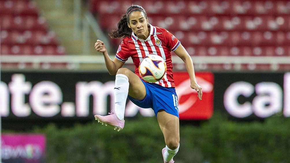 Carolina Jaramillo en un partido con Chivas Femenil