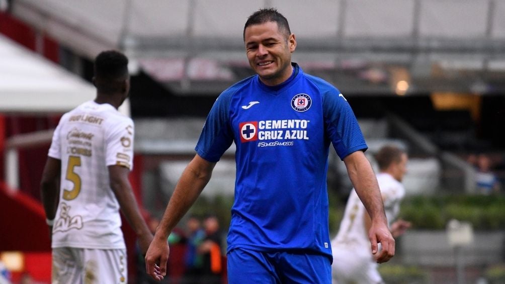 Pablo Aguilar en un partido con Cruz Azul 