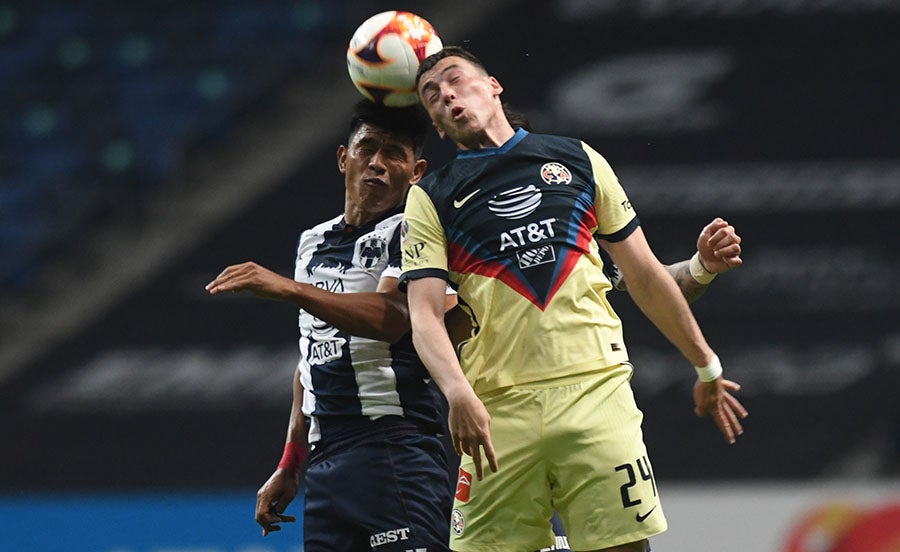 Jesús pelea el balón con Federico Viñas