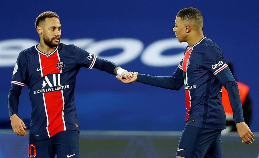 Mbappé es felictado por Neymar