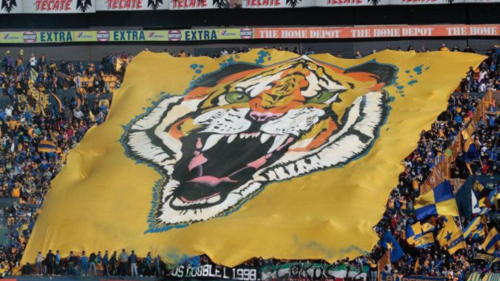 Afición de Tigres despliega manta en el entrenamiento 