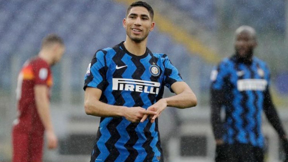 Achraf Hakimi durante un duelo con el Inter de Milán 