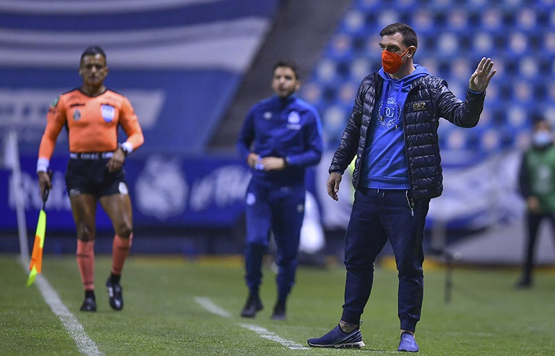 Pablo Guede durante el duelo frente al Puebla 