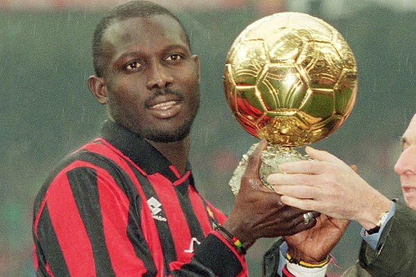 Weah posa con el balón de oro