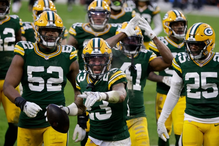 Jugadores de Green Bay tras interceptar un partido